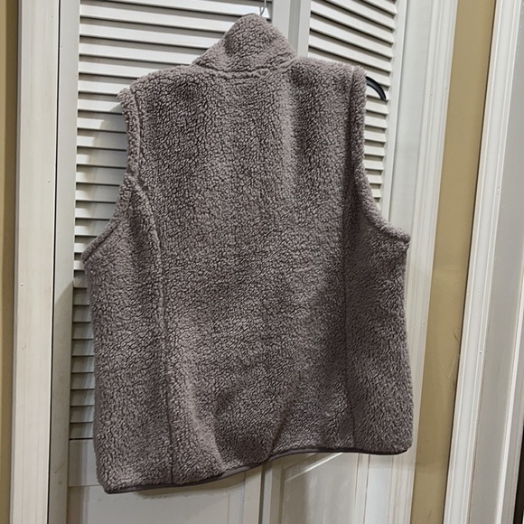 Free country fuzzy vest NN - Picture 5 of 7